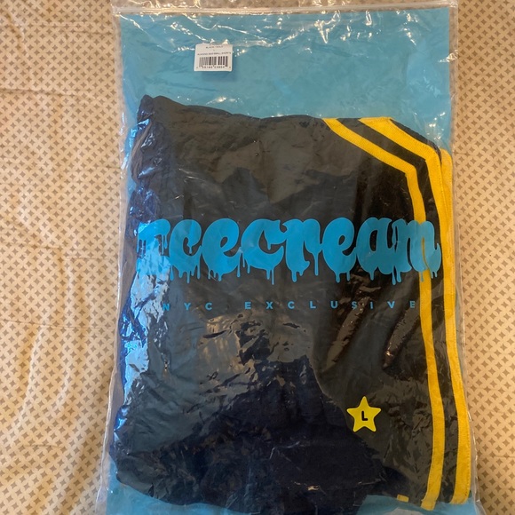 ICECREAM EXCLUSIVE RUNNING DOG BASKETBALL SHORTS - Picture 8 of 10